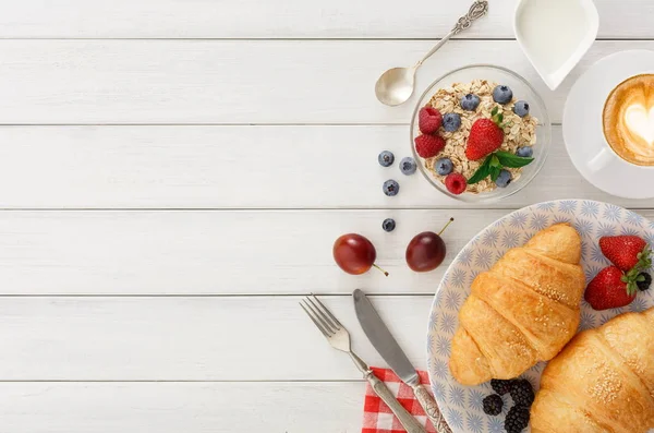 Pequeno-almoço continental com croissants e bagas em madeira branca — Fotografia de Stock