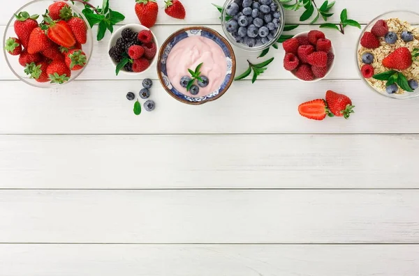 Ricca colazione su tavolo bianco in legno — Foto Stock