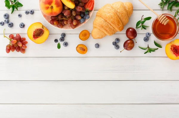 Continental Kahvaltı croissants ve beyaz tahta üzerinde çilek ile