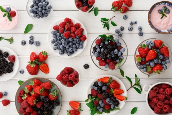 Sağlıklı bir kahvaltı meyve ve yoğurt Beyaz ahşap tablo