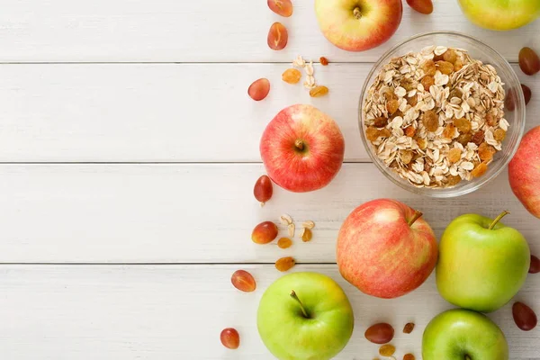 Refeições matinais saudáveis com muesli e maçãs — Fotografia de Stock