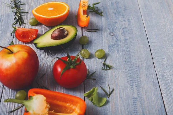 Verduras frescas sobre fondo de madera azul, primer plano, espacio para copiar — Foto de Stock