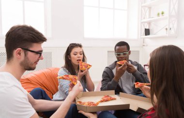 Evde pizza paylaşımı öğrenci parti