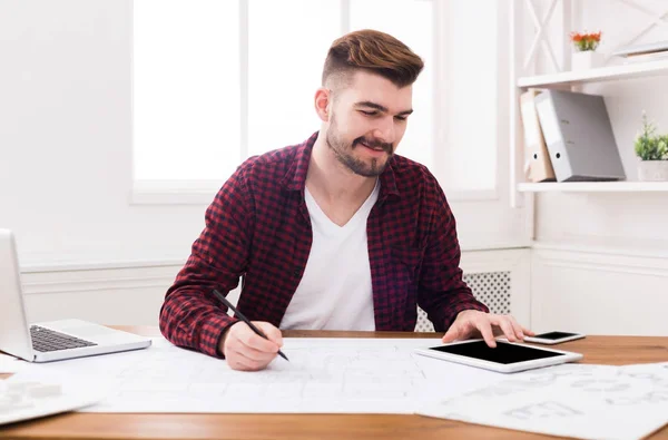 Arkitekt arbetar på plan i office — Stockfoto