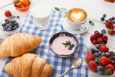 Continental Kahvaltı croissants ve kareli kumaş üzerine çilek ile