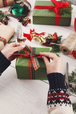 Hediye. Modern Noel hediyesi kutularına ambalaj