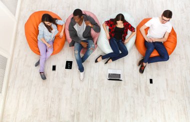 Kahve molası, grup öğrenci sınava hazırlanıyor