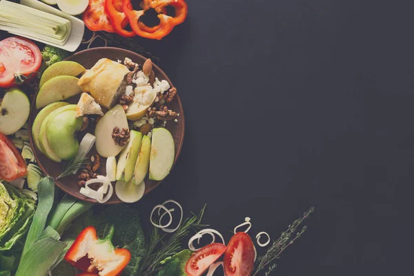 Çerçeve kopya alanı ahşap zemin üzerine taze sebze