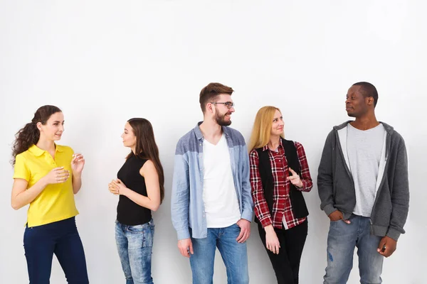 Reunión de amigos sobre fondo blanco — Foto de Stock