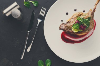 Restoran yemekleri. Ördek confit siyah adam sebze ile