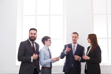 Kurumsal ofis, iş adamları kopya alanı ile toplantıda