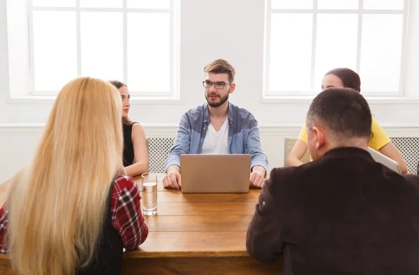 Reunión de negocios. Equipo joven en oficina moderna —  Fotos de Stock