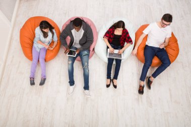 Arkadaşlar kapalı sıraya oturan araçları kullanma