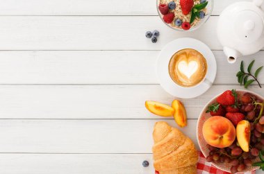 Continental Kahvaltı croissants ve beyaz tahta üzerinde çilek ile