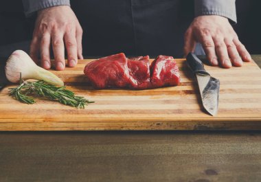 Şef kesme fileto mignon adlı restoran mutfak ahşap tahta üzerinde