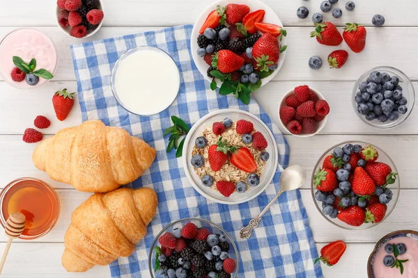 Desayuno continental con cruasanes y bayas sobre tela a cuadros — Foto de Stock