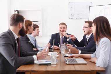 Çalışanlarla ilgili Toplantı Yöneticisi. Dostane bir atmosferde, duygusal olarak tartışma