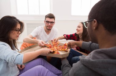 Evde pizza paylaşımı öğrenci parti