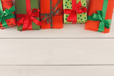 Noel hediye kutuları, ahşap masa arka plan üzerinde Üstten Görünüm.