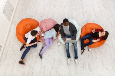 Kahve molası, grup öğrenci sınava hazırlanıyor