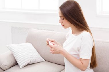 Son hamilelik testi ile mutsuz kız