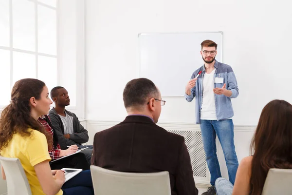 Joven haciendo presentación en espacio de copia de oficina — Foto de Stock