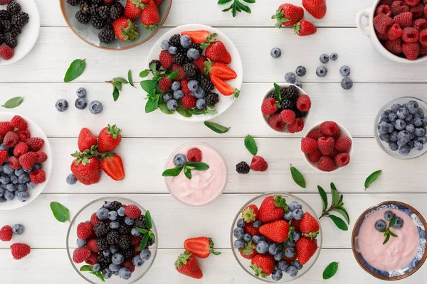 Sağlıklı bir kahvaltı meyve ve yoğurt Beyaz ahşap tablo