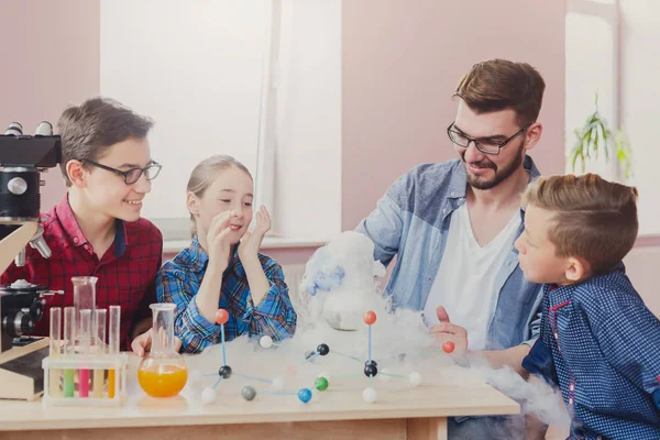 Kids doing experiment with nitrogen in laboratory — Stock Photo, Image
