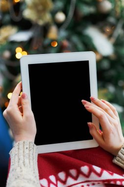 Alışveriş online dijital Tablet üzerinde kadın