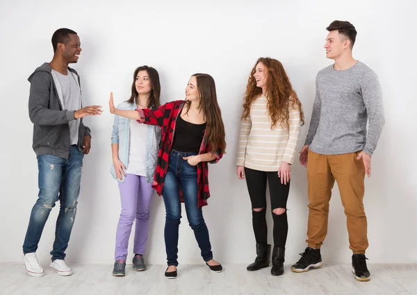 Yaratıcı ekibi, genç rahat iş adamları