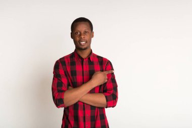 Siyah adam ile silah portre ayakta gülümseyen