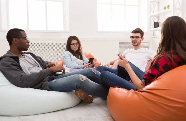 Lluvia de ideas, personas creativas co-trabajando en interiores — Foto de Stock