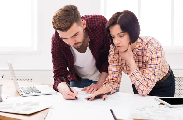 Två allvarliga arkitekter diskuterar byggnaden planera — Stockfoto