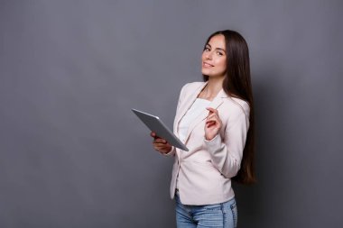 Tablet gri arka plan üzerinde kadınla