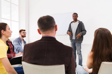 Ofiste sunum yapan Afrikalı-Amerikalı erkek