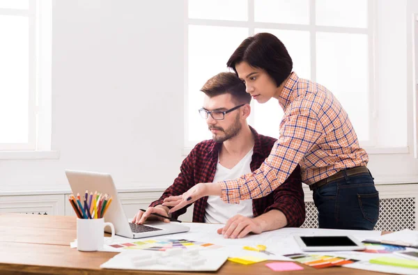 Genç tasarımcılar modern ofiste çalışan birkaç