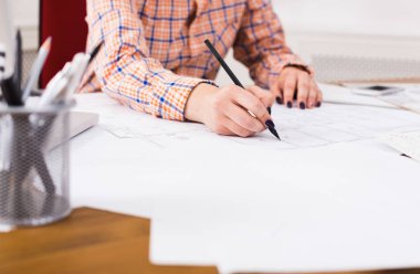 Tasarımcı ofis planı üzerinde çalışıyor