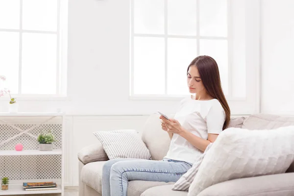 Meisje thuis chatten online — Stockfoto