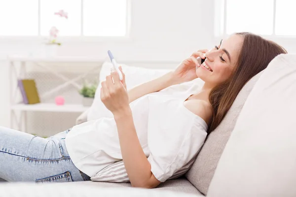 Buone notizie. Ragazza con test di gravidanza — Foto Stock