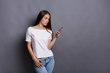 Akıllı telefon kullanan mutsuz genç kadın
