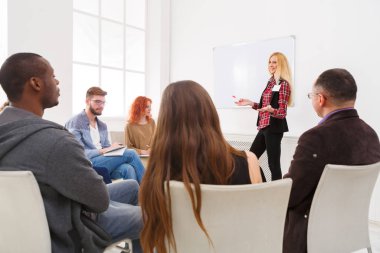 Sarışın kadının office sunum yapması