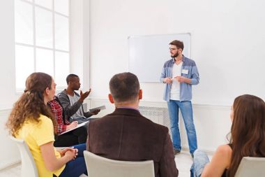 Kopya ofis tanıtımı yapan genç erkek