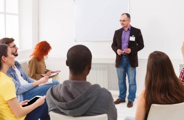 Kopya ofis tanıtımı yapan yetişkin erkek