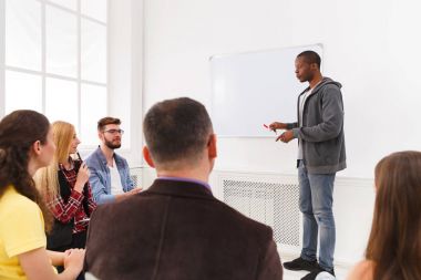 Ofiste sunum yapan Afrikalı-Amerikalı erkek