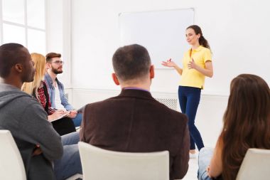 Esmer kadının office sunum yapması