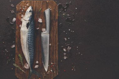 Ahşap tahta at siyah arka plan üzerinde taze uskumru