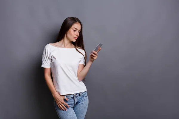 Ongelukkige jonge vrouw met behulp van smartphone — Stockfoto