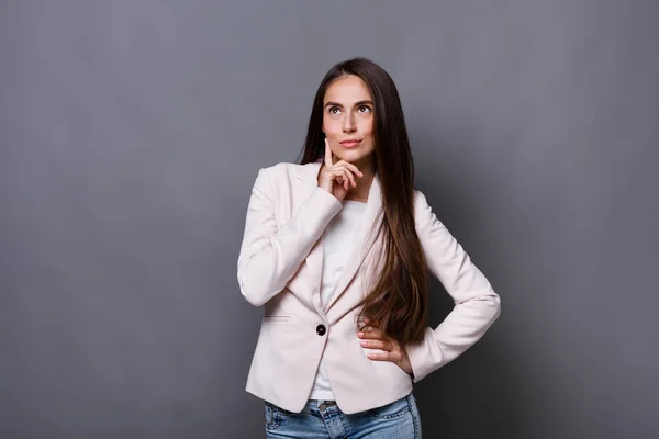 Mujer joven pensativa mirando hacia arriba — Foto de Stock