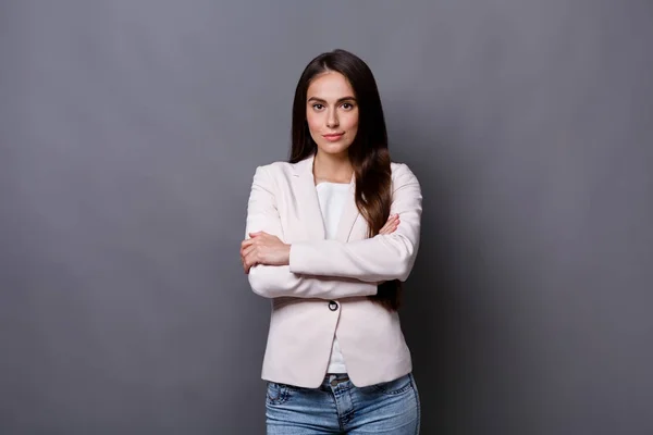 Hermosa joven mujer de negocios caucásica estudio de tiro sobre fondo gris — Foto de Stock