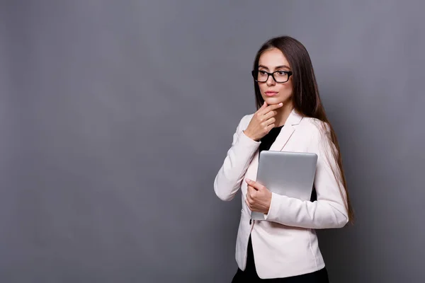 Концентрована красива бізнес-леді в окулярах з планшетом на роботі — стокове фото